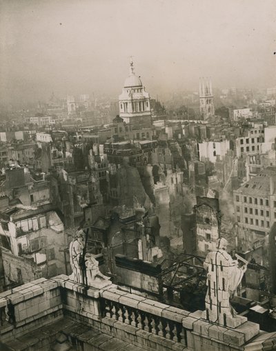 Dégâts causés par les bombes depuis le sommet de la cathédrale Saint-Paul - English Photographer